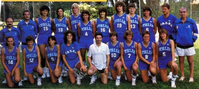 Nazionale Italiana femminile 1985. In piedi: Clementi (mass.), dr. Tranquilli, Passaro, Pirani, Pollini, Campobasso, Trampus, Tufano, Pozzi, Cerchia, Corno (vice all.), Tracuzzi ( all.). In ginocchio: Peruzzo, Padovani, Bastioni, Fullin, Marino (Ass.), Rossi, Gorlin, Montelatici, Pomicio.
